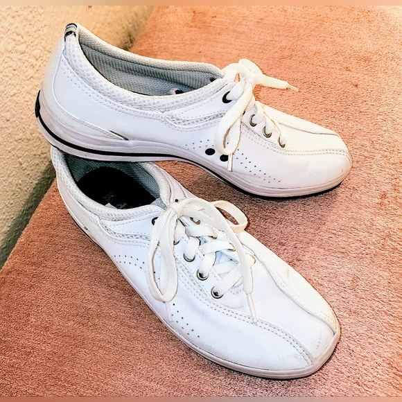 Keds White Leather Structured Low Top Tennis Shoes. These are classic shoes. 8.5 - Picture 11 of 13